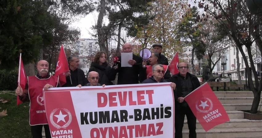 Vatan Partisi Bilecik örgütünden bahis ve şans oyunlarına tepki: “Devlet kumar oynatmaz, bahis oynatmaz. Bunlarla mücadele eder” Vatan Partisi Bilecik Merkez İlçe Başkanı Devrim Serin, "Devlet kumar