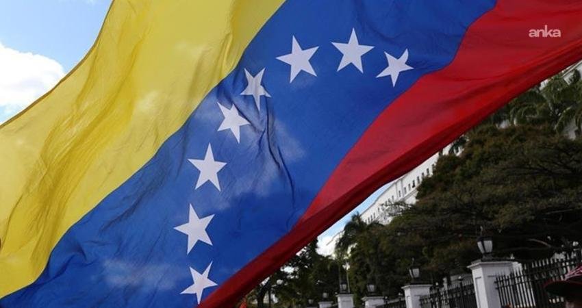 Venezuela yönetiminden bildiri: “ABD’nin korsanlık eylemleri uluslararası suçtur” Venezuela yönetimi, ABD Başkanı Donald Trump’ın Karayipler’de bir petrol tankerine