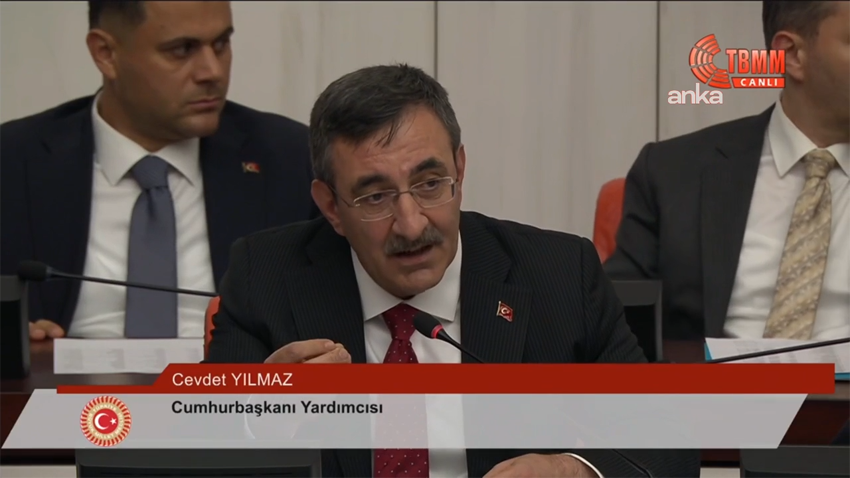 Cumhurbaşkanı Yardımcısı Cevdet Yılmaz: Ben keşke 12,7 küçüldük, deseydim de bu tartışmalar olmasaydı. Siyaseten yanlış yaptım TBMM Genel Kurulu'nda milletvekillerinin sorularını yanıtlayan Cumhurbaşkanı Yardımcısı Cevdet Yılmaz,