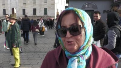 Yeni yıl yaklaşırken İstanbul'un sembol mekanlarından Eminönü Meydanı'nda, umutlu olup