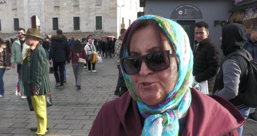 Yeni yıl yaklaşırken İstanbul'un sembol mekanlarından Eminönü Meydanı'nda, umutlu olup