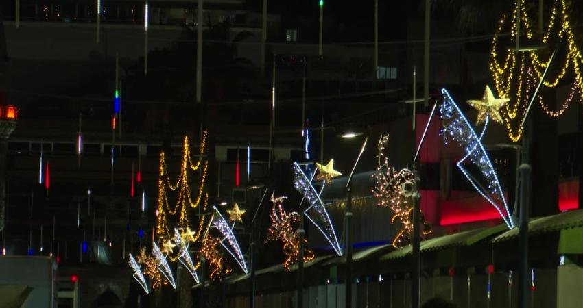 Yeni yıl ruhu sokak ve caddelerde: İzmir 2026’ya ışıl ışıl giriyor İzmir Büyükşehir Belediyesi, 2026’ya sayılı günler kala kent merkezindeki cadde,