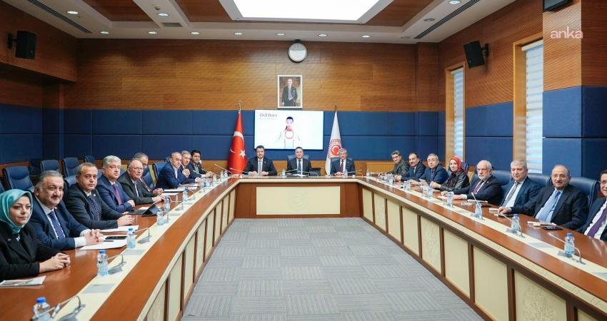 Yeni Yol Grubu’nu oluşturan partilerin genel başkanları TBMM’de bir araya geldi Yeni Yol Grubu'nu oluşturan siyasi partilerin genel başkanları Ali Babacan,