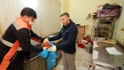 Yenimahalle Belediyesi Zabıta Müdürlüğü ekipleri, merdiven altı köfte üretimi yapan