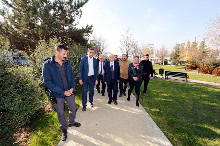 Yenimahalle Belediyesi, park ve spor alanlarında başlattığı doğal zemin dönüşümünü