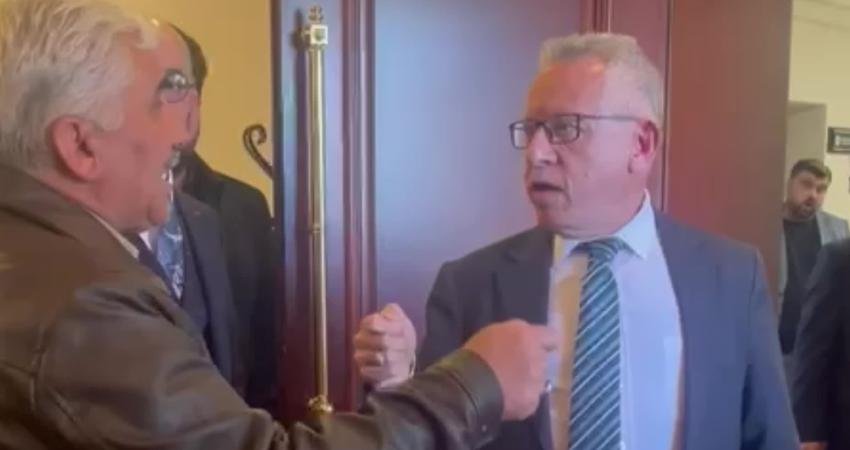 Yozgat Belediyesi Meclis toplantısında tartışma… Kazım Arslan: Etrafımdaki herkesi, her partilimi belediye doldurmak gibi bir amacım yok Yozgat Belediyesi aralık ayı ikinci oturumunda da arbede yaşandı. Geçtiğimiz