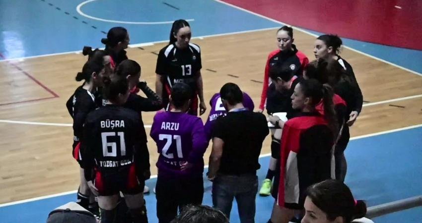 Yozgat’ın kadın hentbol takımı hedefine emin adımlarla ilerliyor Bu sezon başında kurulan ve Hentbol Kadınlar 1. Ligi’nde mücadele