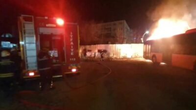 Yozgat’ta şehir içerisinde hizmet veren halk otobüsü park halindeyken yanmaya