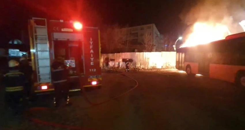 Yozgat’ta şehir içerisinde hizmet veren halk otobüsü park halindeyken yanmaya