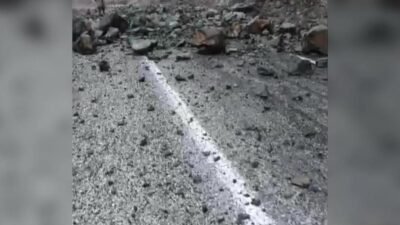 Yüksekova–Dağlıca karayolunun 42. ve 49. kilometrelerinde, yağışlar nedeniyle iki ayrı