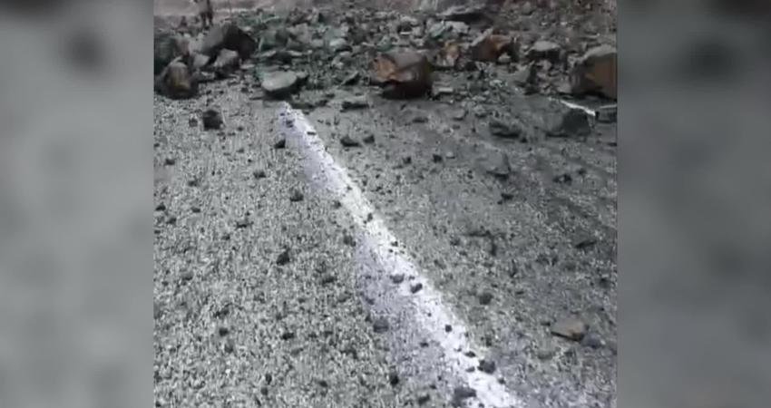 Yüksekova–Dağlıca karayolunun 42. ve 49. kilometrelerinde, yağışlar nedeniyle iki ayrı