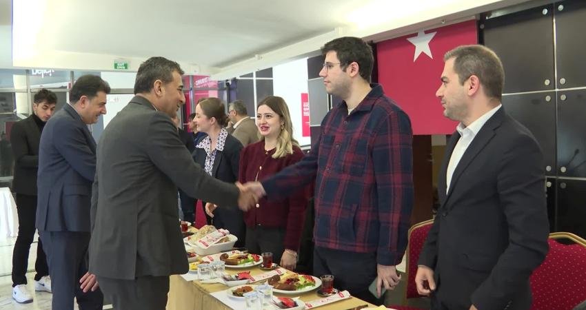 Zeynel Emre: “Bu Anayasal düzeni doğru bulmuyoruz ama bu düzene göre hazırlık yapmak zorundayız” CHP Sözcüsü Zeynel Emre, “Bazı şeyler siyasette olana göre kendini