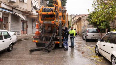 İzmir’de etkili olan sağanak yağış ve fırtınanın neden olduğu olumsuzlukları
