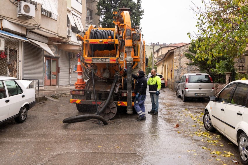 İzmir’de etkili olan sağanak yağış ve fırtınanın neden olduğu olumsuzlukları
