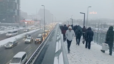 Sabaha karşı etkisini artıran kar yağışı İstanbul'da aralıklarla etkili oluyor.