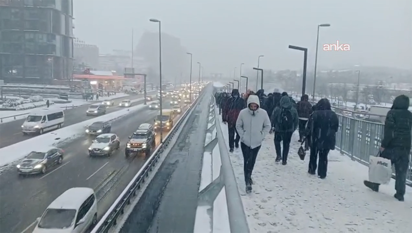 Sabaha karşı etkisini artıran kar yağışı İstanbul'da aralıklarla etkili oluyor.
