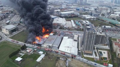 Büyükçekmece'de bir fabrikaya ait açık alanda palet ve plastik kasalarda