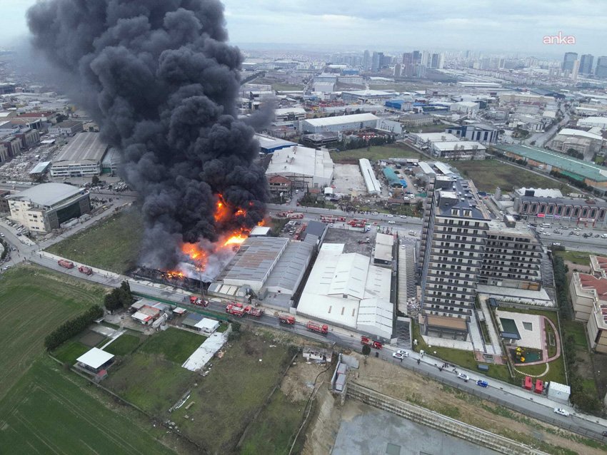 Büyükçekmece'de bir fabrikaya ait açık alanda palet ve plastik kasalarda