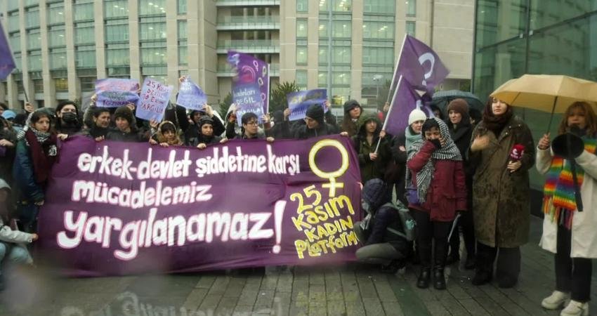 2024 yılında Kadına Yönelik Şiddetle Uluslararası Mücadele Günü’nde Tünel, İstiklal Caddesi,