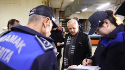 Mamak Belediye Başkanı Veli Gündüz Şahin, Zabıta ekipleriyle birlikte gece