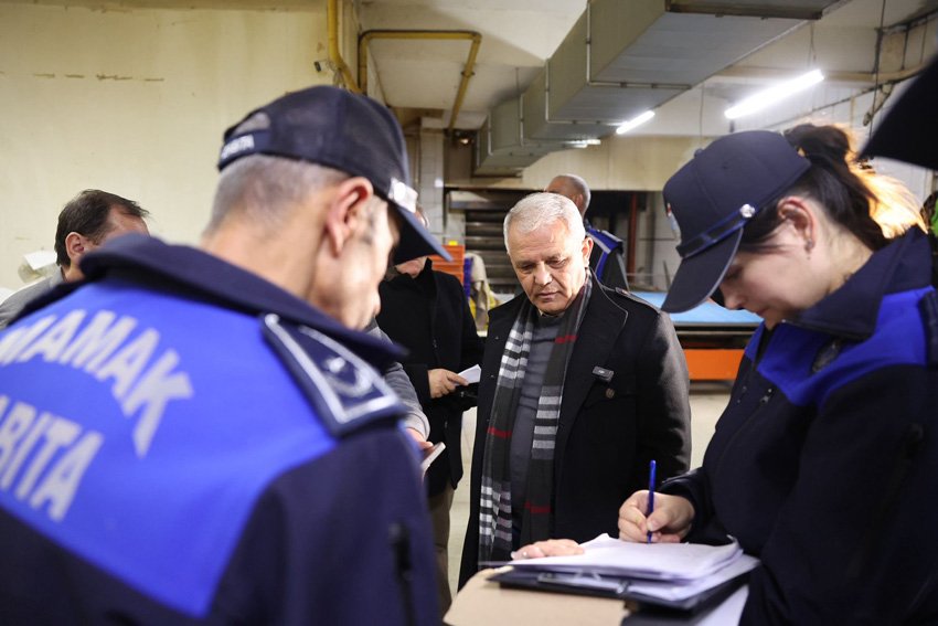 Mamak Belediye Başkanı Veli Gündüz Şahin, Zabıta ekipleriyle birlikte gece