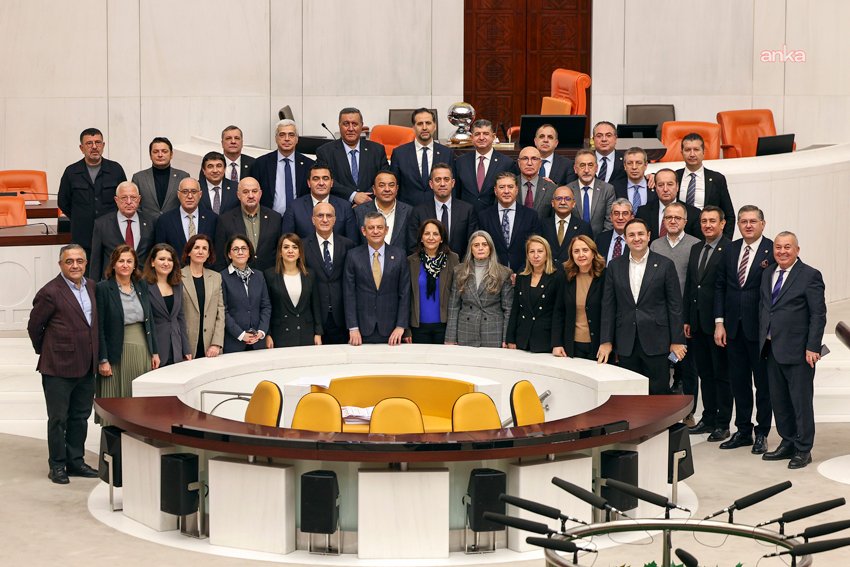  CHP Genel Başkanı Özgür Özel, partisinin "Meclis'i terk etmeme" eylemine destek