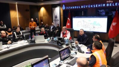 İstanbul'da gece yarısından sonra başlayan kar yağışı kenti etkisi altına