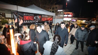  CHP Menderes İlçe Başkanlığı’nın emeklilerin maaşlarında düzenleme talebiyle ilçe meydanında