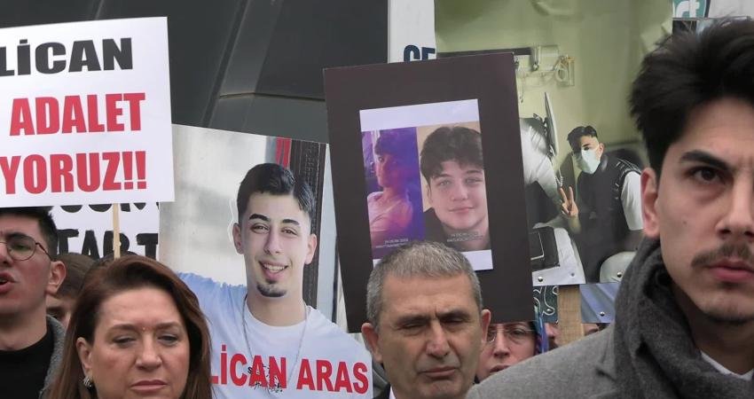 Acılı aileler Atlas Çağlayan için Gebze’de bir araya geldi: Adalet istiyoruz, caydırıcı cezalar istiyoruz; biz yandık, başka aileler yanmasın istiyoruz Sokaklarda şiddet sonucu çocuklarını kaybeden ve adalet arayan aileler, İstanbul’un