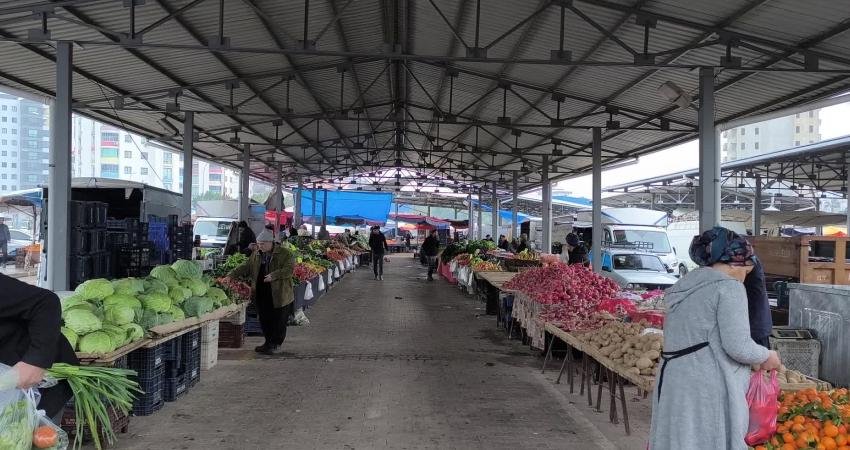 Adanalı pazar esnafı: “Emekliler tane ile alıyor” Adana'nın Kozan ilçesinde semt pazarına giden vatandaşlar ürünleri alamamaktan, esnaf