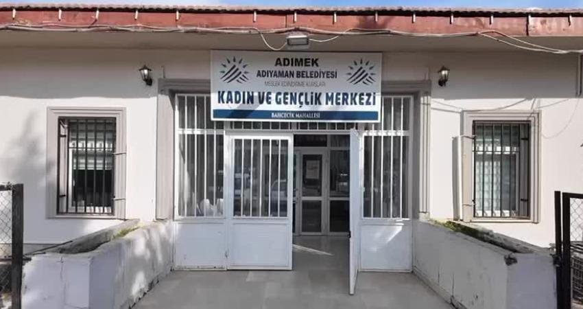 Adıyaman Belediyesi Kadın ve Gençlik Merkezleri (ADIMEK), bir yandan kadın