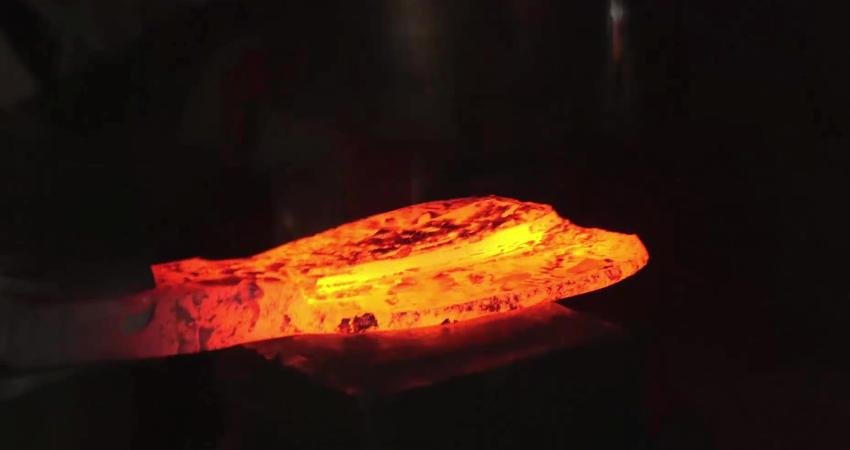 Adıyaman'da yaşayan 70 yaşındaki emekli bir vatandaş, demircilik yaparak geçimini