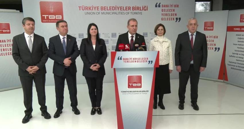 Vahap Seçer: “Hukuki olarak bir mülahaza yapabilmeniz için olayların hukuk zemininde gelişmiş olması gerekir” TBB Başkan Vekili Mersin Büyükşehir Belediye Başkanı Vahap Seçer, görevden