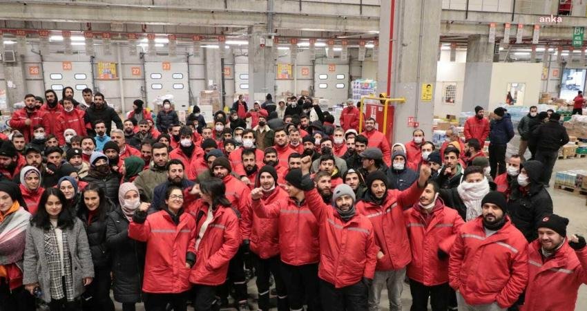 İnsanca yaşamaya yetecek ücret talebiyle eylem yapan Migros depo işçileriyle