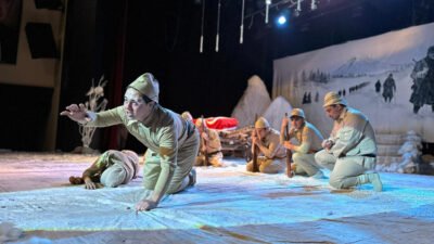 Altındağlı gençler, sergiledikleri tiyatro gösterisiyle büyük beğeni topladı. Profesyonellere taş