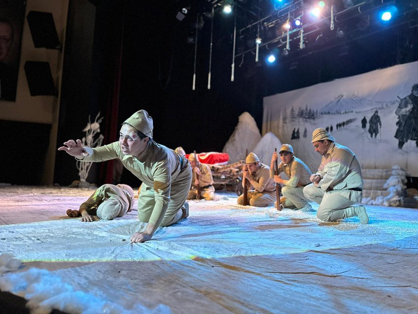 Altındağlı gençler, sergiledikleri tiyatro gösterisiyle büyük beğeni topladı. Profesyonellere taş