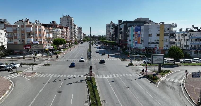 Antalya trafiği, Trafik Kontrol Merkezi ile 7/24 mercek altında Antalya Büyükşehir Belediyesi, kent genelinde artan araç yoğunluğunu daha güvenli,
