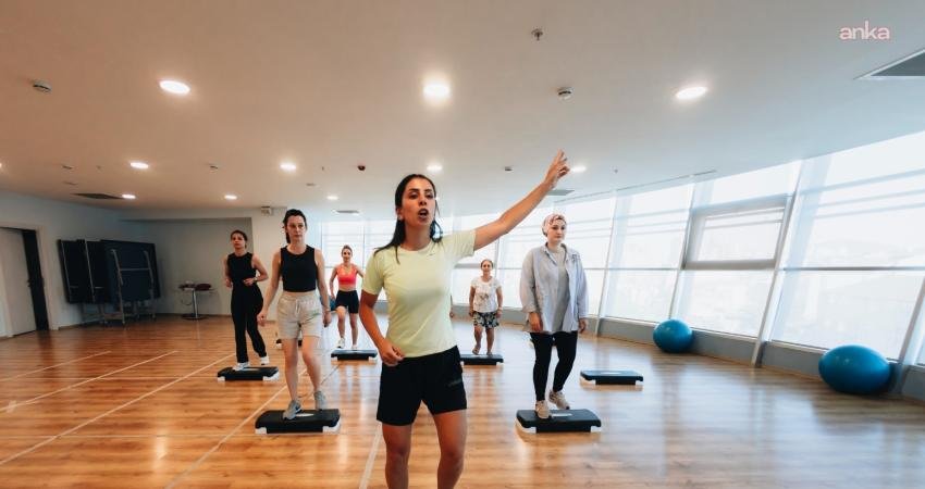 Ataşehir Belediyesi’ne bağlı Yeni Hayat Gençlik Merkezi’nde düzenlenen yetişkin pilates