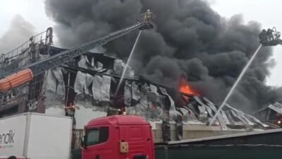 Ataşehir Ferhatpaşa Mahallesi’nde bulunan 4 katlı bir iş yerinde yangın