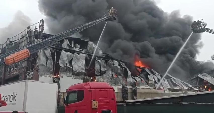 Ataşehir Ferhatpaşa Mahallesi’nde bulunan 4 katlı bir iş yerinde yangın