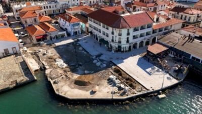 Ayvalık’ta uzun yıllardır otopark olarak kullanılan deniz kenarındaki tarihi Gümrük