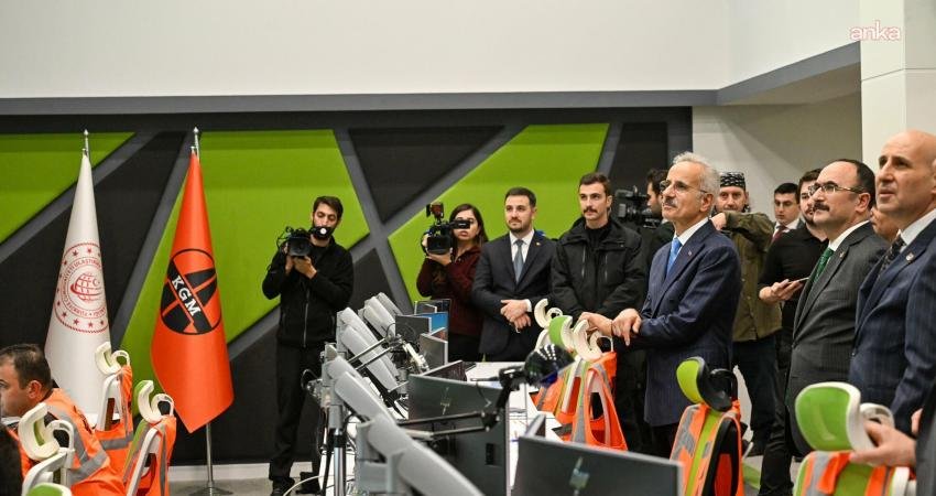 Bakan Uraloğlu: Karayolları Genel Müdürlüğümüz 13 bin 607 personelle 7 gün 24 saat görev başında Ulaştırma ve Altyapı Bakanı Abdulkadir Uraloğlu, kış şartlarıyla mücadeleye ilişkin,
