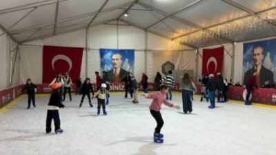 Bakırköy Belediyesi tarafından Yeşilköy Mahallesi Kent Müzesi önünde kurulan buz
