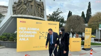 Bakırköy Belediyesi’nin düzenlediği "Empatiyle Bak" farkındalık etkinliği kapsamında Cumhuriyet Meydanı’nda