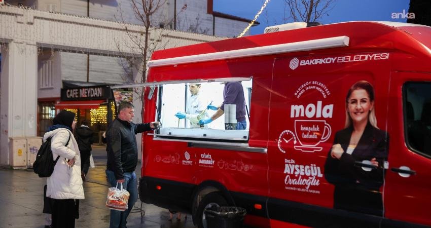 Bakırköy Belediyesi, soğuk havanın etkisini artırdığı sabah saatlerinde vatandaşlara sıcak