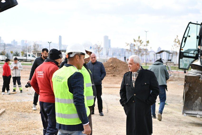 Başkan Şahin işçilerle birlikte çalışıyor Mamak Belediyesi, 100. Yıl Cumhuriyet Millet Bahçesi’nde kapsamlı bir yenileme