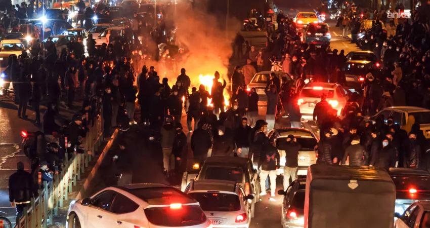 İranlı bir yetkili, “ülkede süren protestolarda en az 5 bin