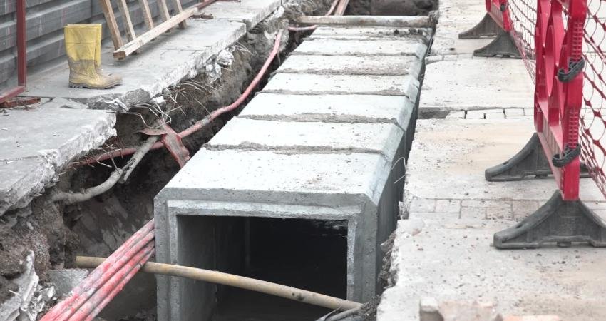 İzmir Büyükşehir Belediyesi İZSU Genel Müdürlüğü’nün Sevgi Yolu’nda yürüttüğü yağmur