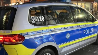 Berlin-Tiergarten bölgesinde, Türkiye Cumhuriyeti Berlin Büyükelçiliği’nin duvarı gece saatlerinde bir