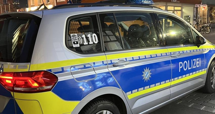 Berlin-Tiergarten bölgesinde, Türkiye Cumhuriyeti Berlin Büyükelçiliği’nin duvarı gece saatlerinde bir